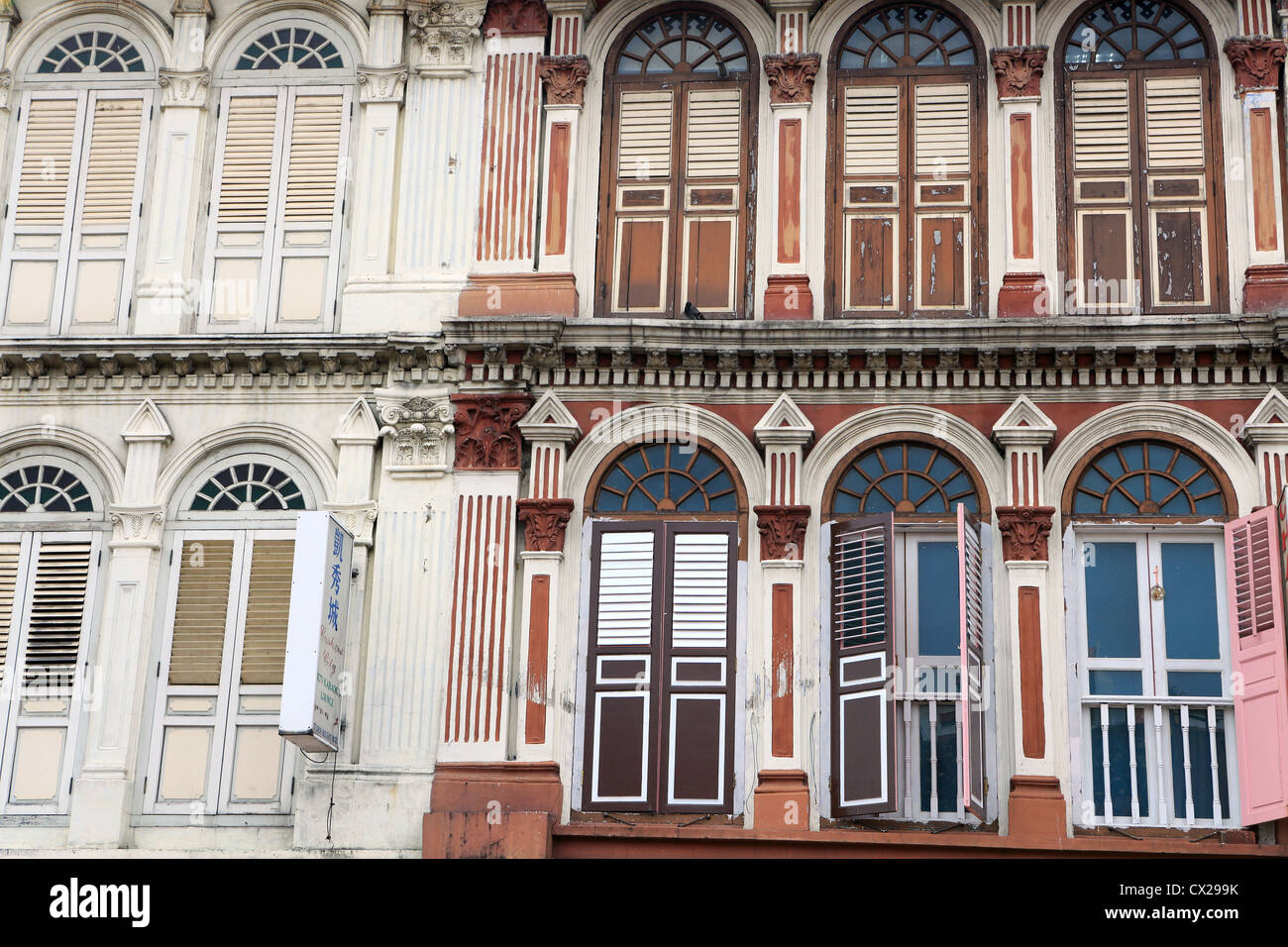 Carattere antico patrimonio di facciate di edifici coloniali in Little India, Singapore Foto Stock