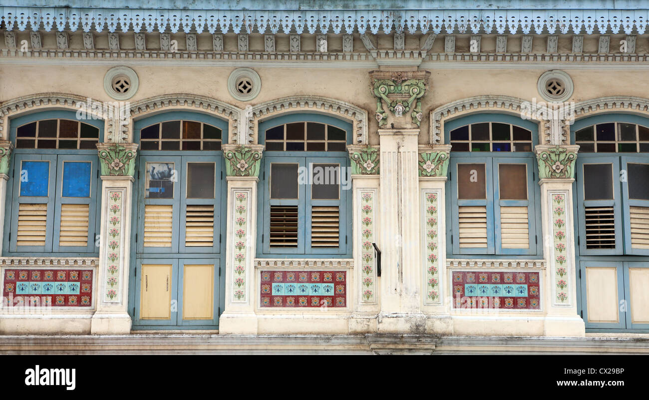 Carattere antico patrimonio di facciate di edifici coloniali in Little India, Singapore Foto Stock