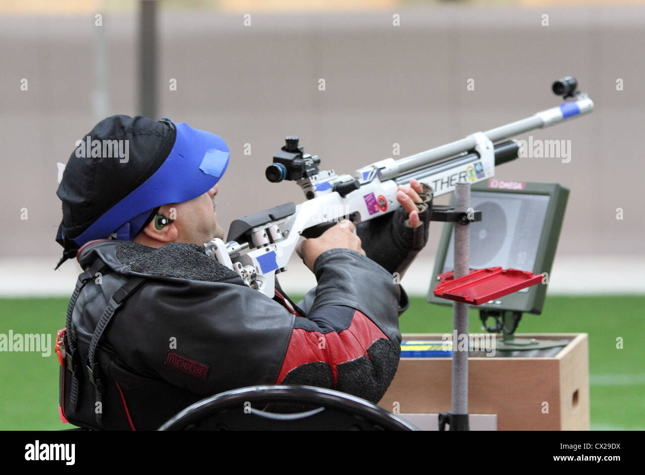 Jacopo Cappelli di Italia negli uomini R1-10m Air Rifle Standing SH1 concorso di tiro al Royal Artillery Barracks. Foto Stock