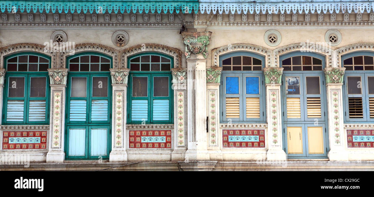 Carattere antico patrimonio di facciate di edifici coloniali in Little India, Singapore Foto Stock