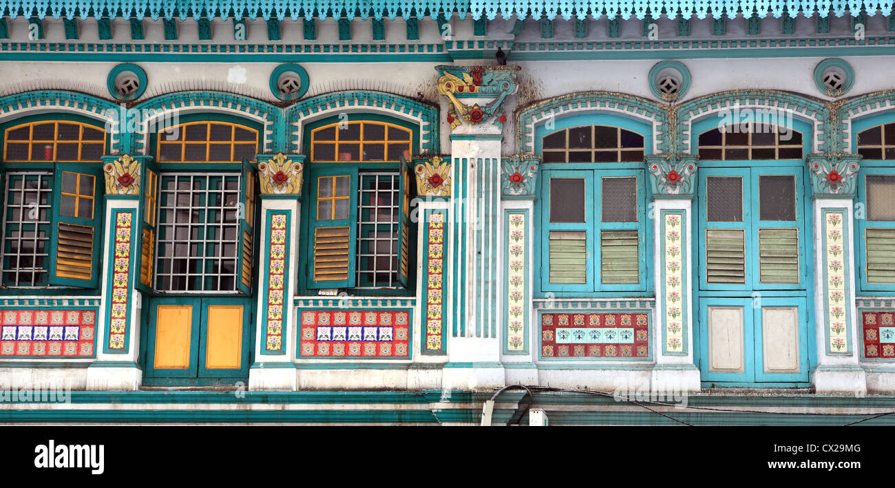 Carattere antico patrimonio di facciate di edifici coloniali in Little India, Singapore Foto Stock