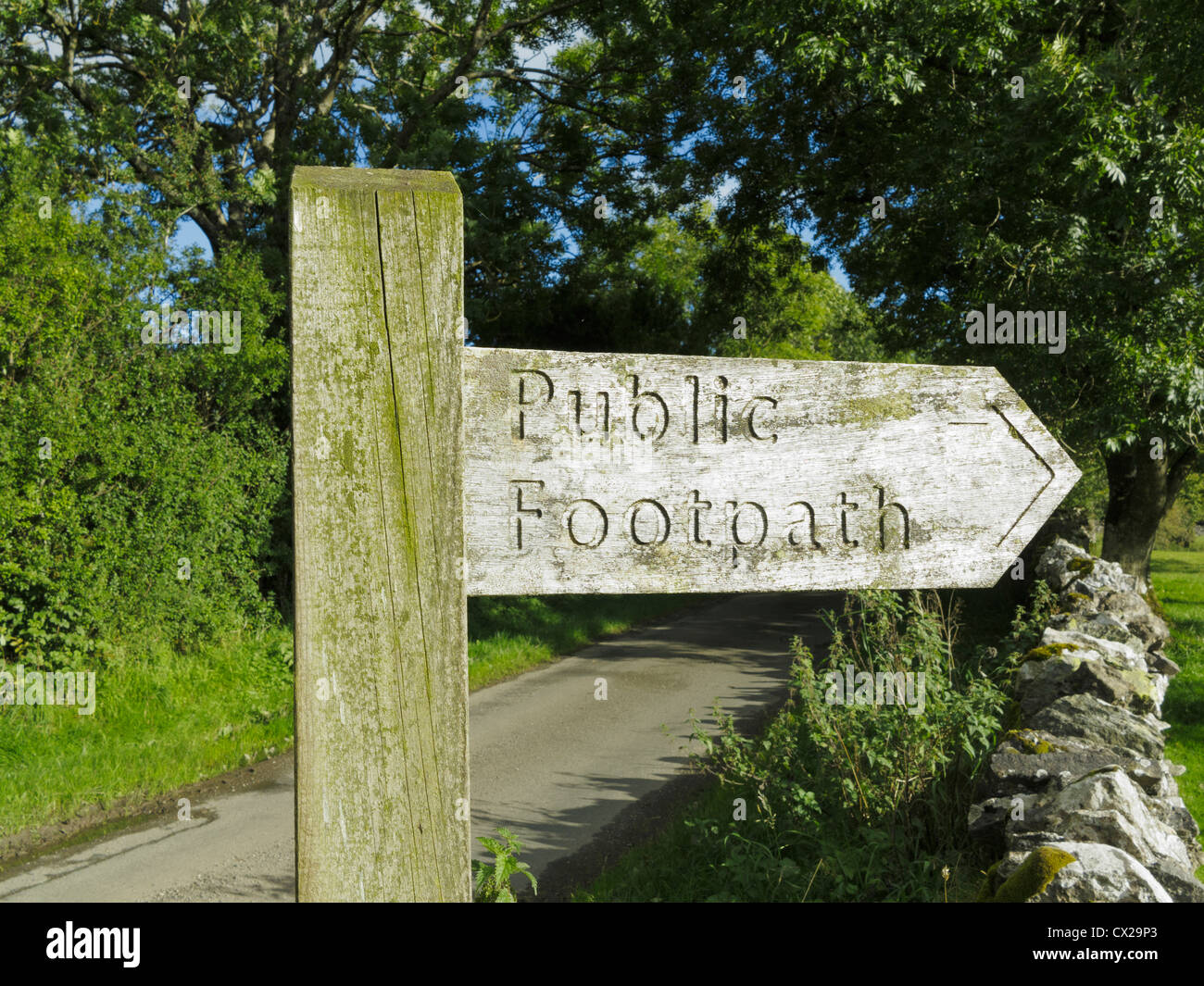 Sentiero pubblico sign in Cumbria, Lake District Inghilterra REGNO UNITO Foto Stock