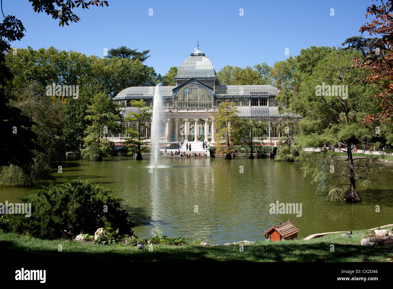 Il Palacio de Cristal è un vasto conservatorio di vetro progettato da Ricardo Velazquez Bosco che siede nel Parco del Retiro di Madrid. Foto Stock