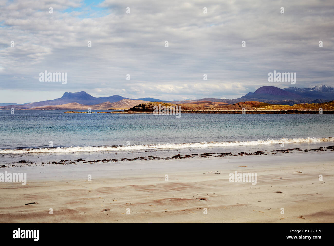 Cercando di fronte spiaggia Camas un' Charraig verso l'estate Isles e Gruinard Island. Mellon Udrigle. Highland, Scozia. Foto Stock