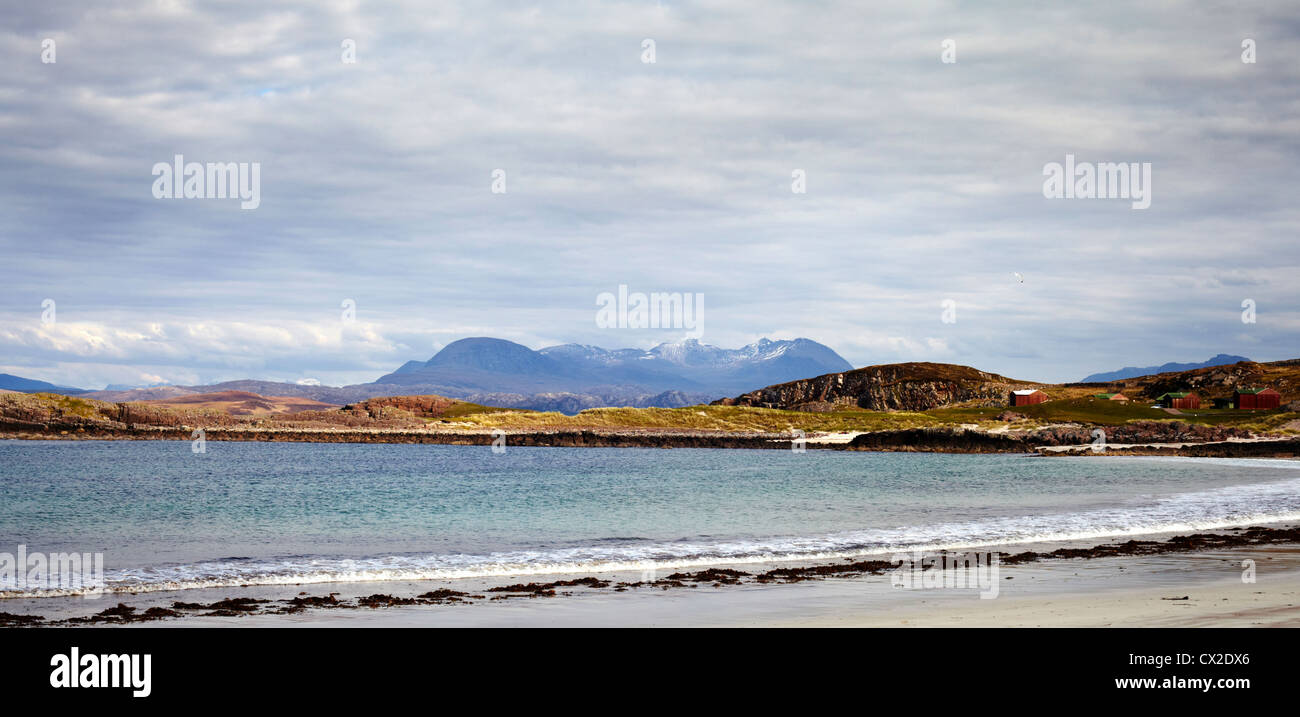 Cercando di fronte spiaggia Camas un' Charraig verso l'estate Isles e Gruinard Island. Mellon Udrigle. Highland, Scozia. Foto Stock