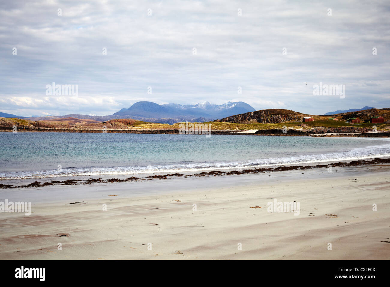 Cercando di fronte spiaggia Camas un' Charraig verso l'estate Isles e Gruinard Island. Mellon Udrigle. Highland, Scozia. Foto Stock