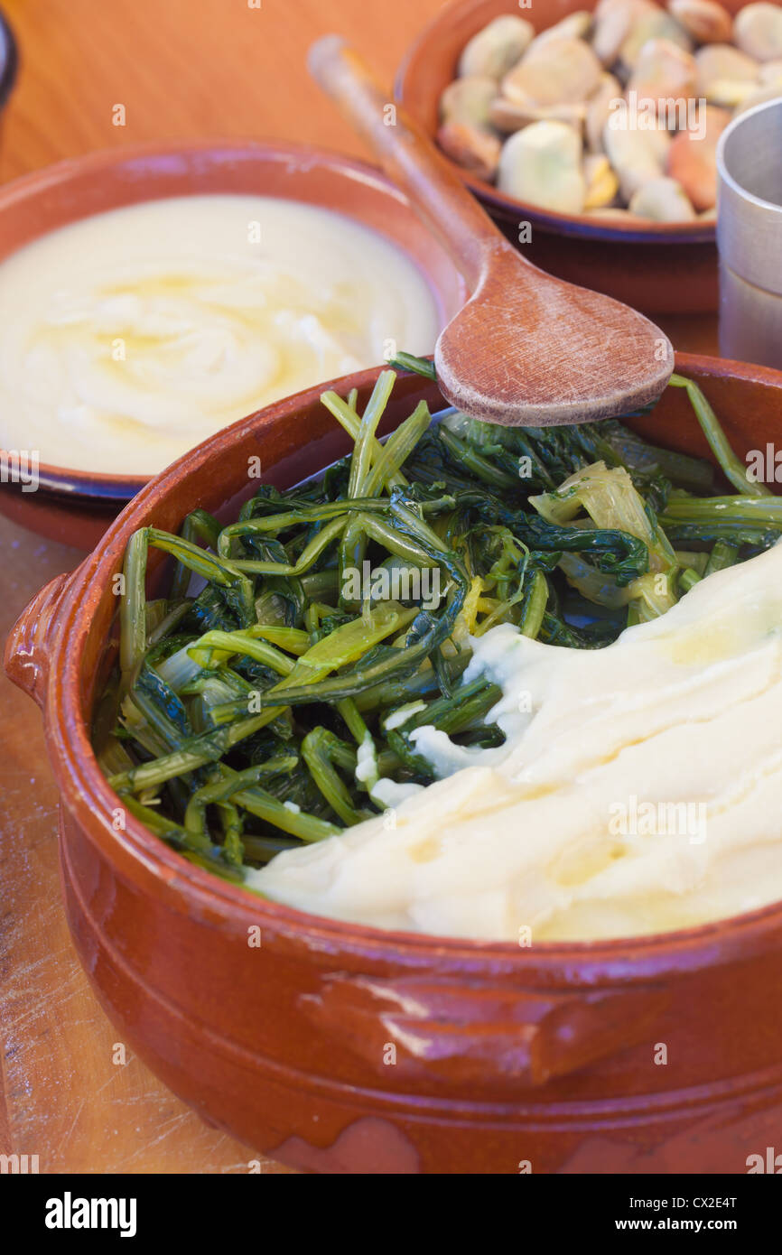 Le cicorie di Bruxelles e fave purea, tipiche da sud Italia Foto Stock