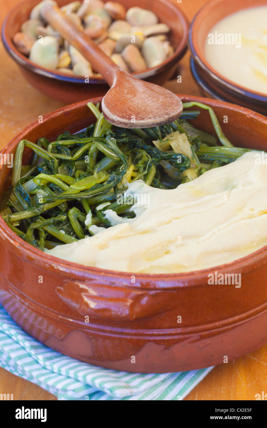 Le cicorie di Bruxelles e fave purea, tipiche da sud Italia Foto Stock
