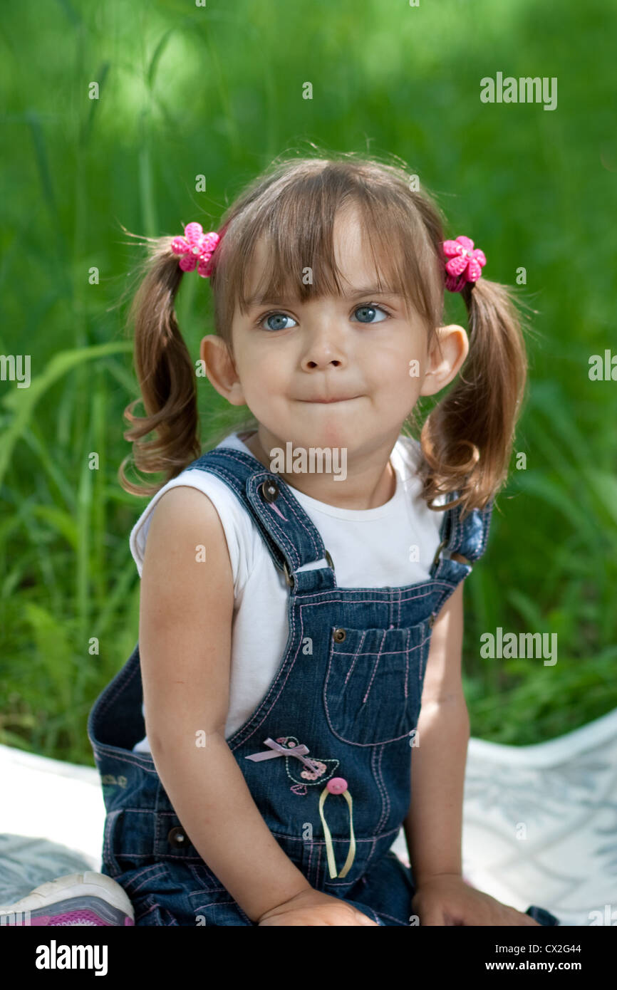 Bambina in jeans con gli occhi blu per esterno Foto Stock