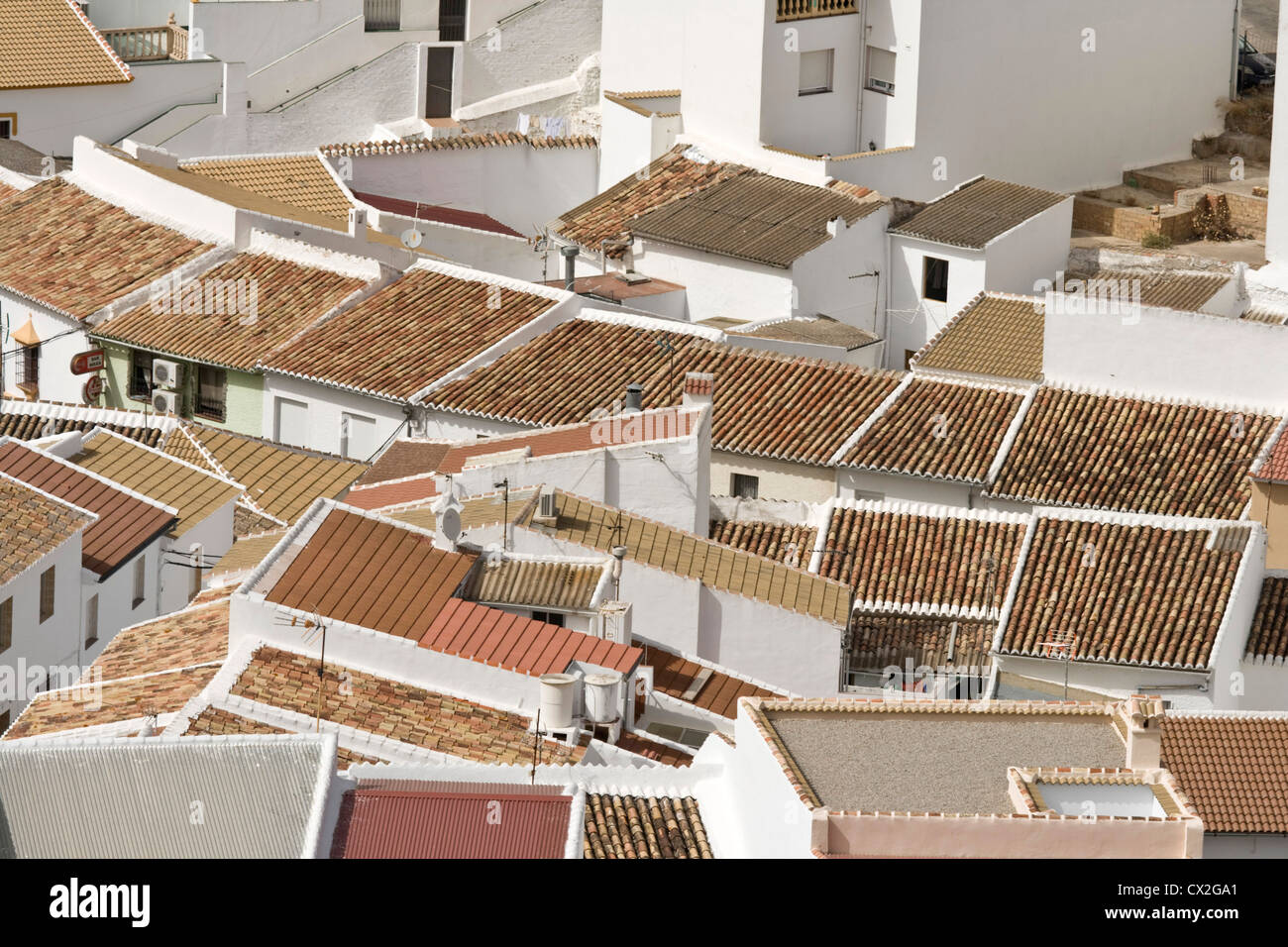 Vista dei tetti di spagnolo da Castillo de la Estrella Teba Provincia di Malaga. Foto Stock