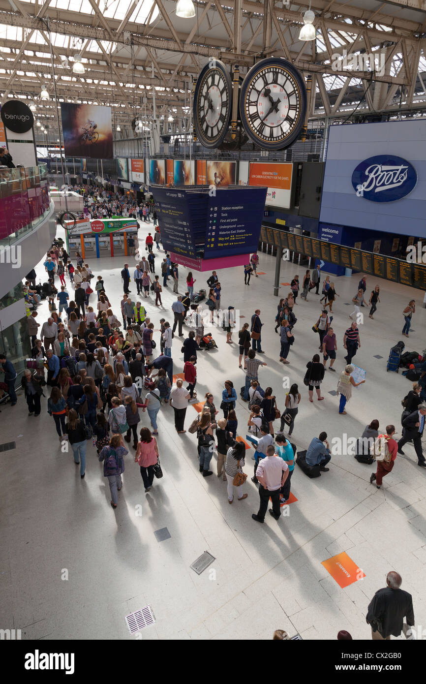 Sotto l'orologio a Waterloo atrio della stazione a Londra da un punto di vista di alta. Foto Stock
