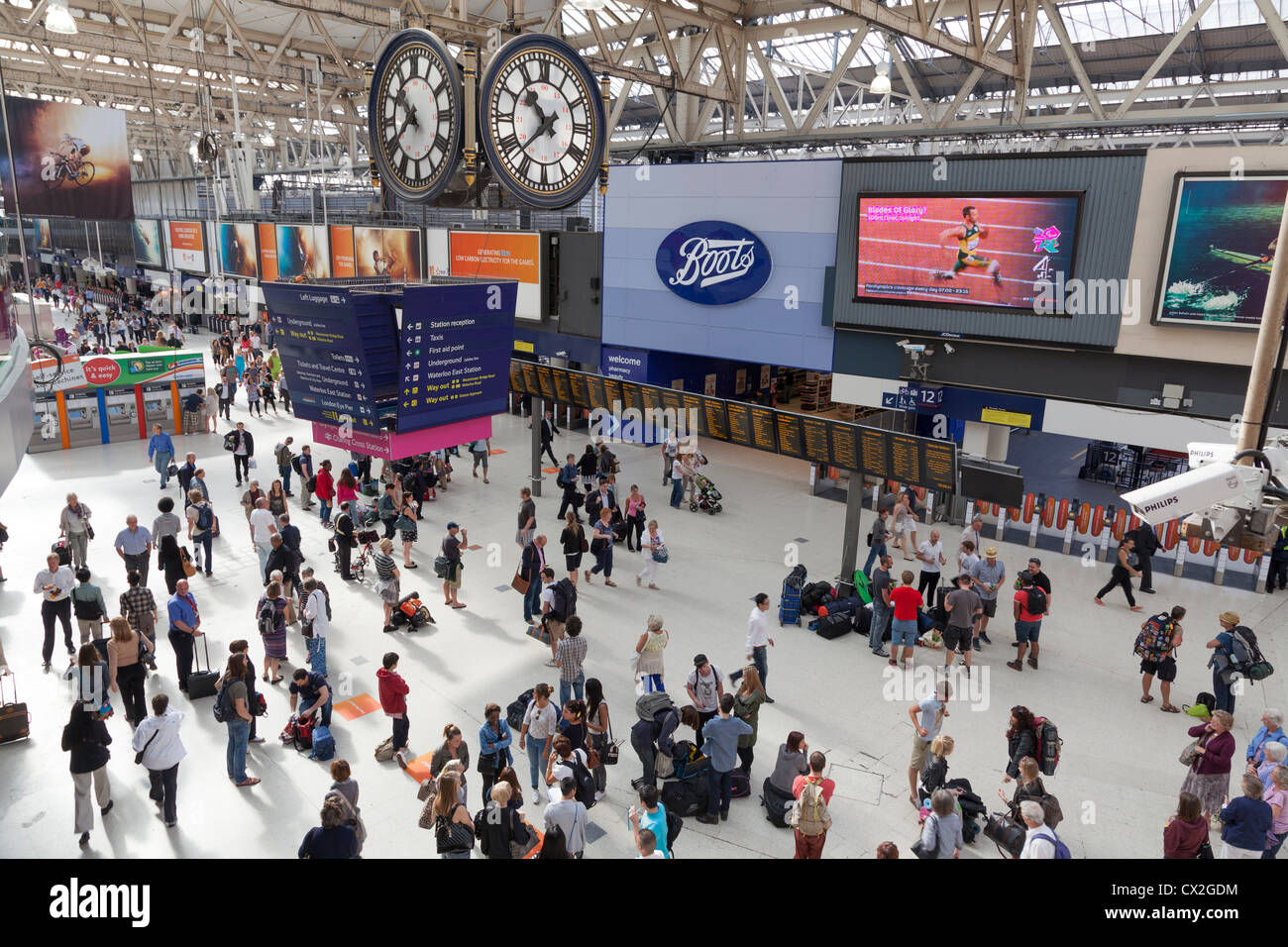 Sotto l'orologio a Waterloo atrio della stazione a Londra da un punto di vista di alta. Foto Stock