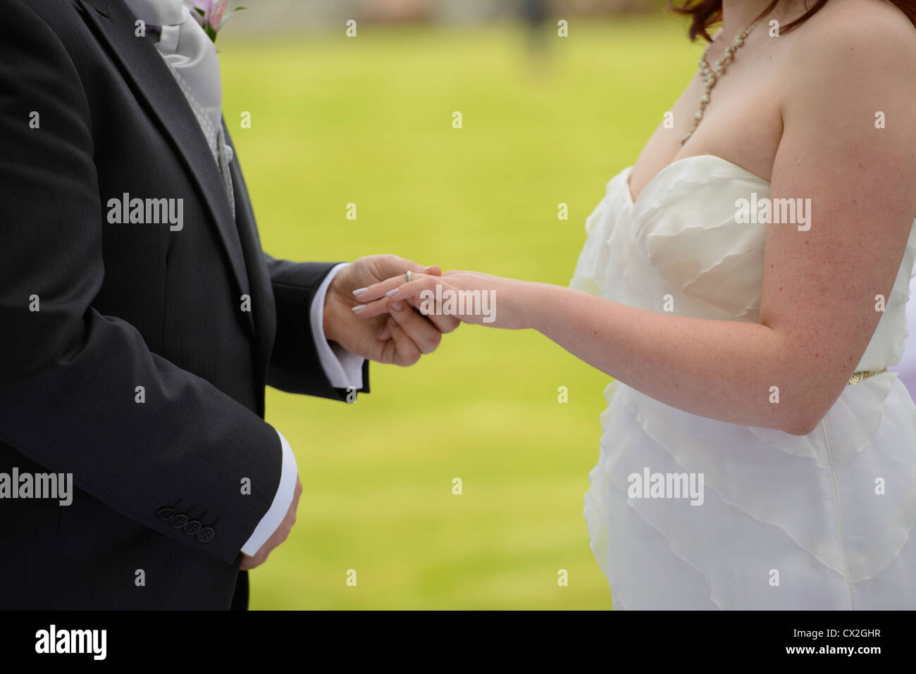 Scambio di anelli di nozze Foto Stock