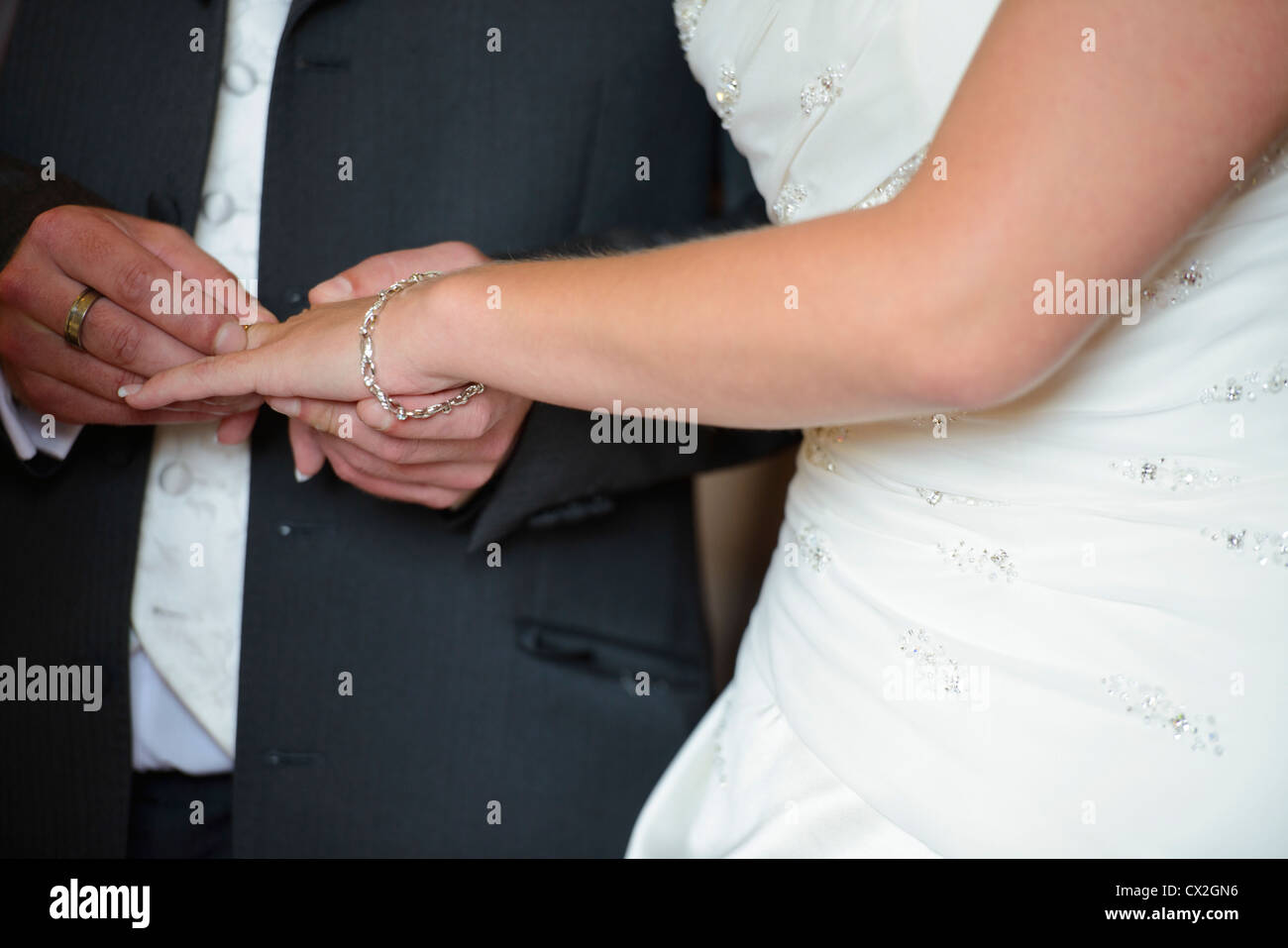 Scambio di anelli di nozze Foto Stock