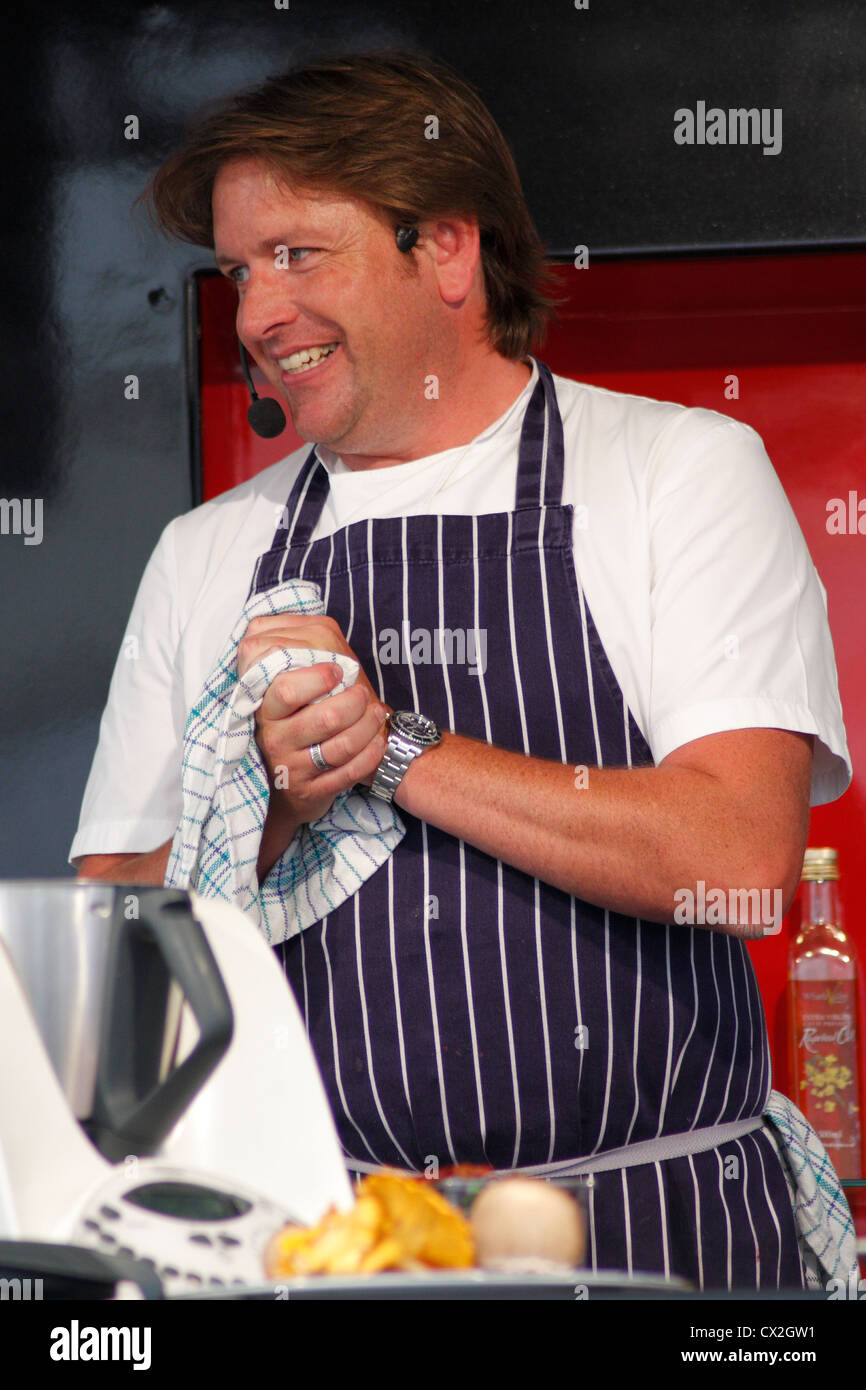 TV celebrity chef James Martin pubblico dando dimostrazione culinaria a Chatsworth Country Fair 2012, Chatsworth House, Derbyshire Foto Stock