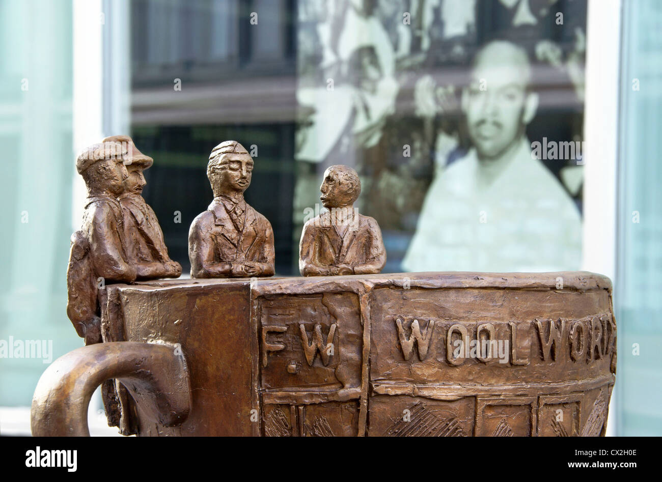 Il calice della statua della libertà del Woolworth pranzo contro il sit-in, Greensboro, NC, North Carolina. Foto Stock