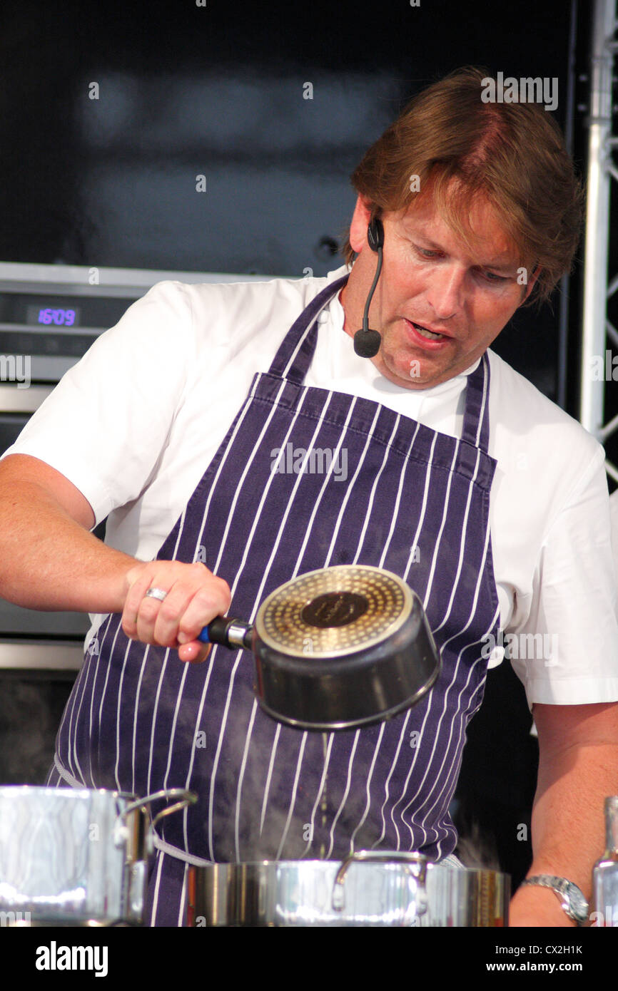 TV celebrity chef James Martin pubblico dando dimostrazione culinaria a Chatsworth Country Fair 2012, Chatsworth House, Derbyshire Foto Stock