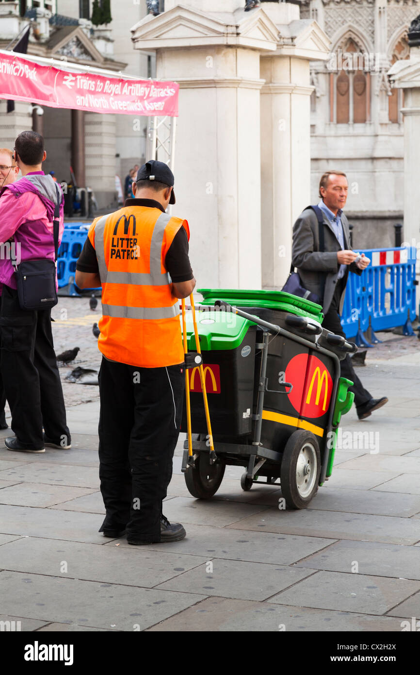 McDonalds pattuglia di lettiera operativa con bin in The Strand Londra Foto Stock