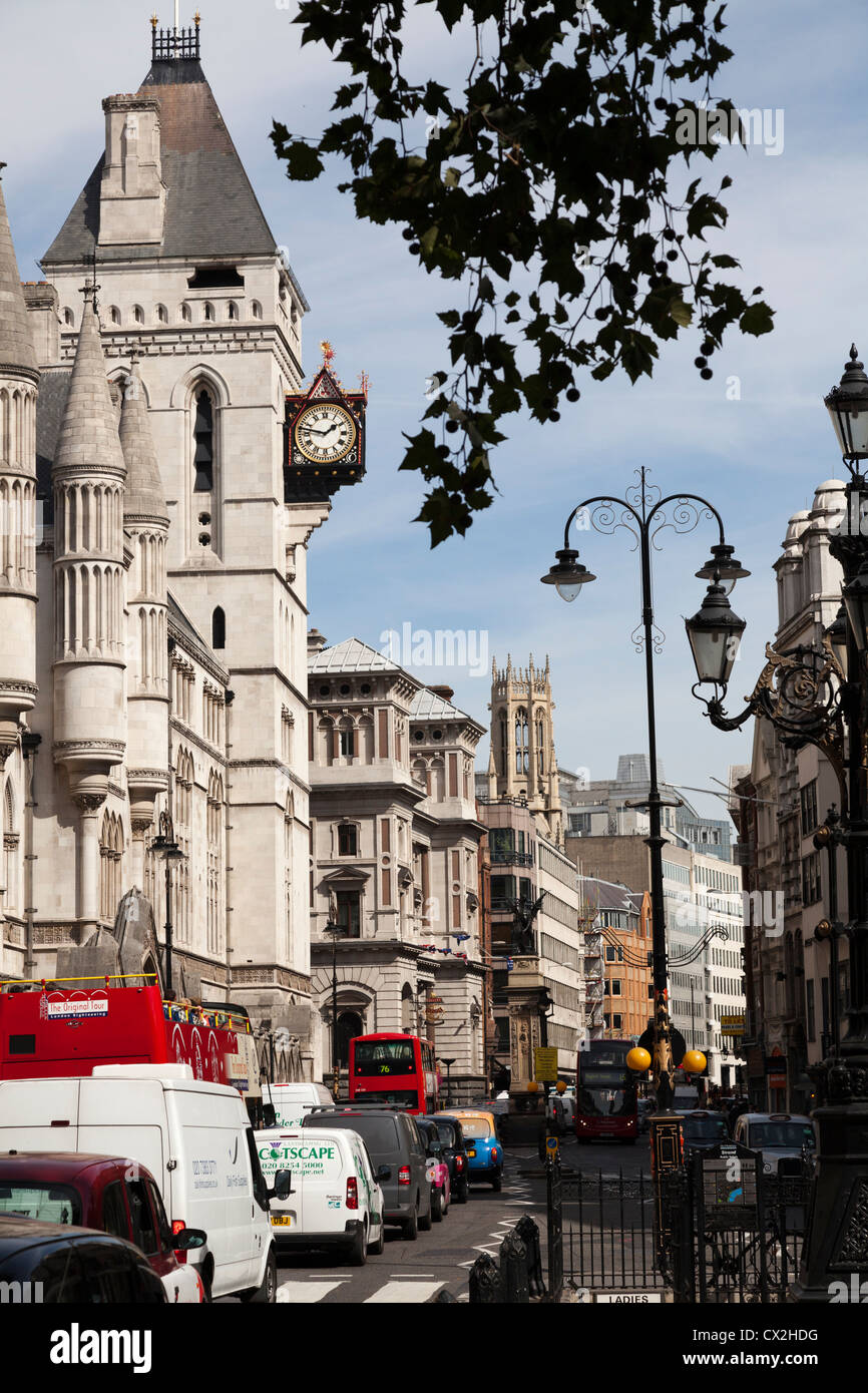 Inceppamento di traffico al di fuori del Royal Courts of Justice in Fleet Street Foto Stock