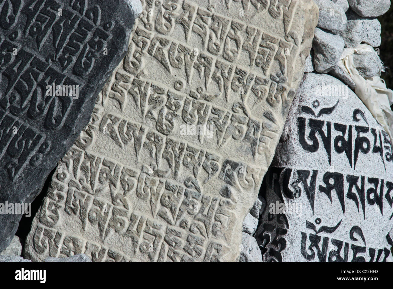 'Mani' pietra, raffiguranti buddista " mantra Om mani padme Hum'- 'Hail al gioiello in Lotus, il gioiello è il Buddha', Nepal Foto Stock