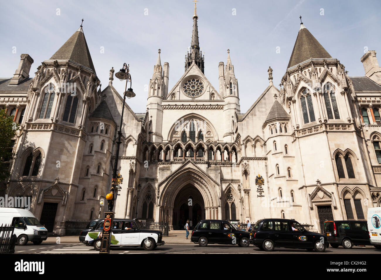 Esterno del Royal Courts of Justice in Fleet Street London Foto Stock