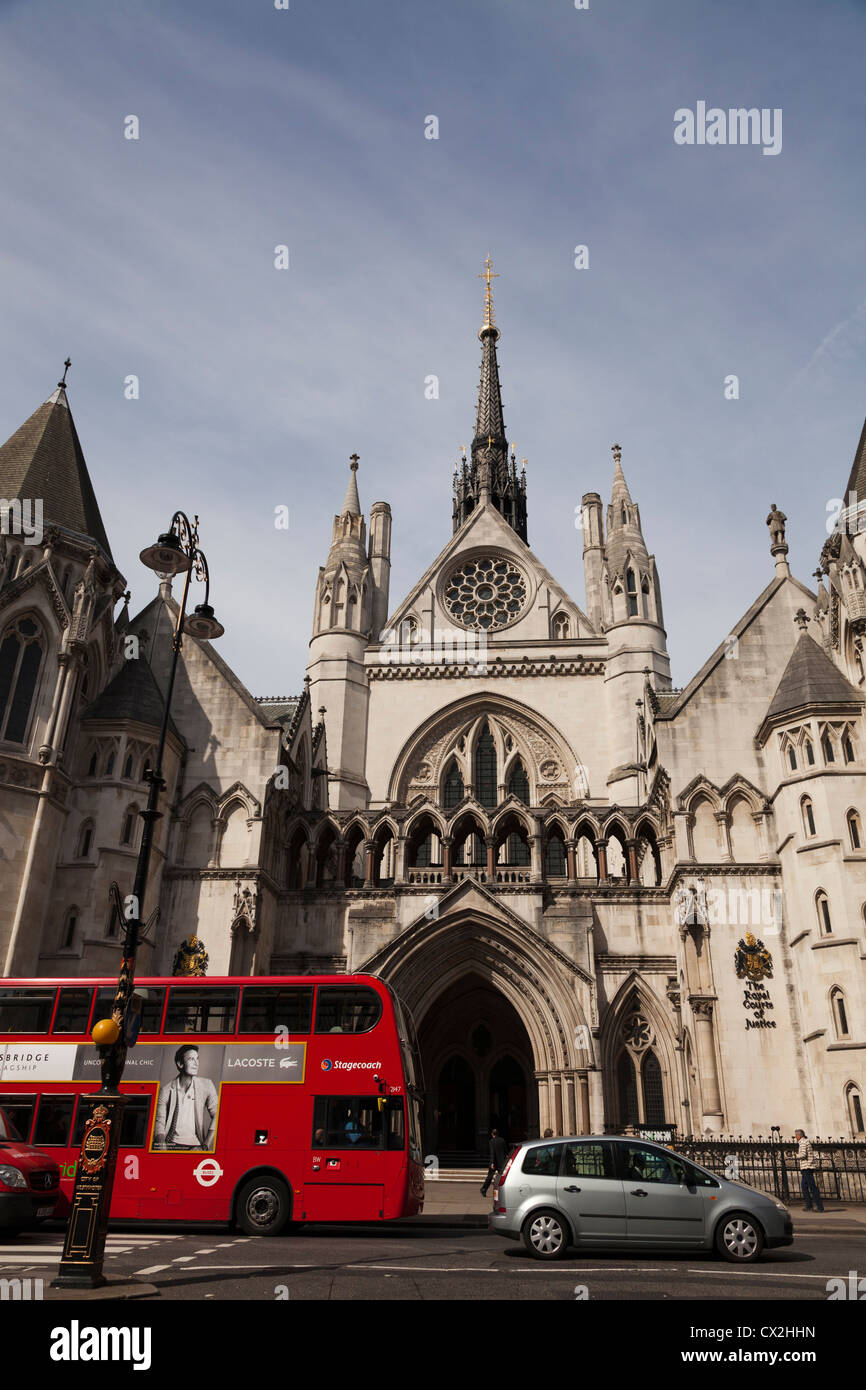 Red London bus fuori dalla Royal Courts of Justice in Fleet Street a Londra. Foto Stock