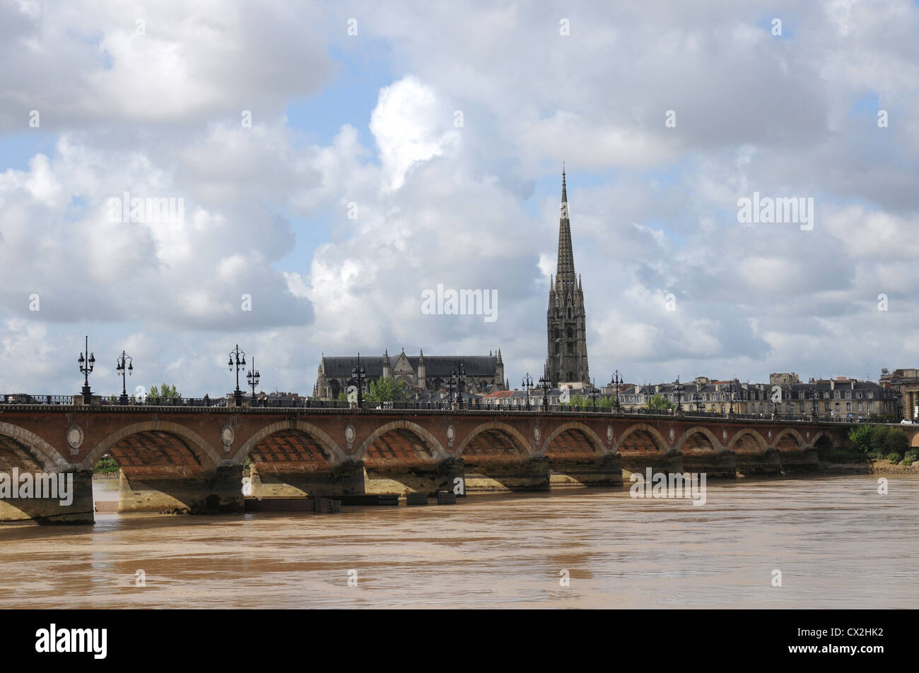 St Michel chiesa e il Ponte de Pierre, Bordeaux, Francia visto dalla riva del fiume Garonne Foto Stock