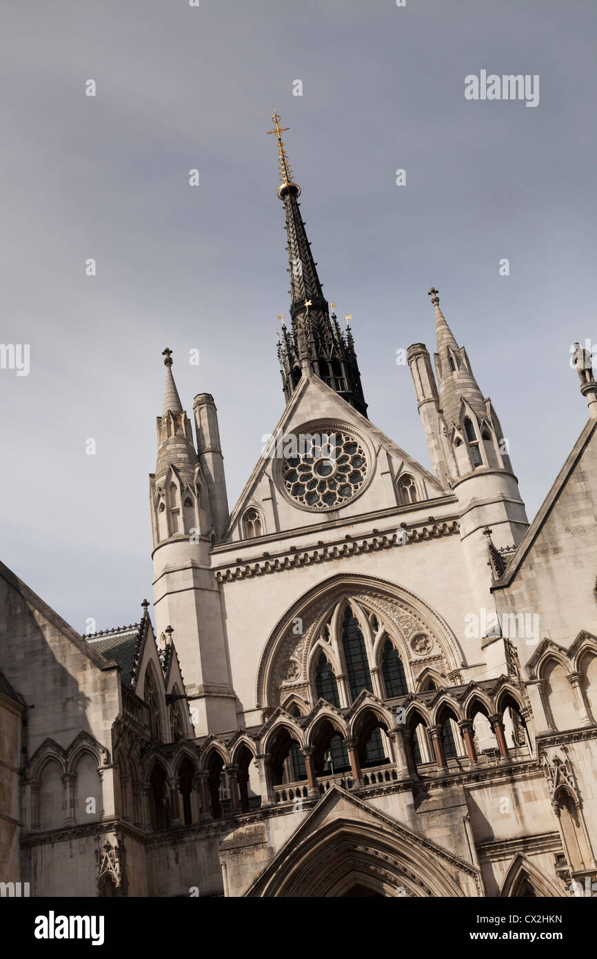 Esterno del Royal Courts of Justice in Fleet Street London Foto Stock