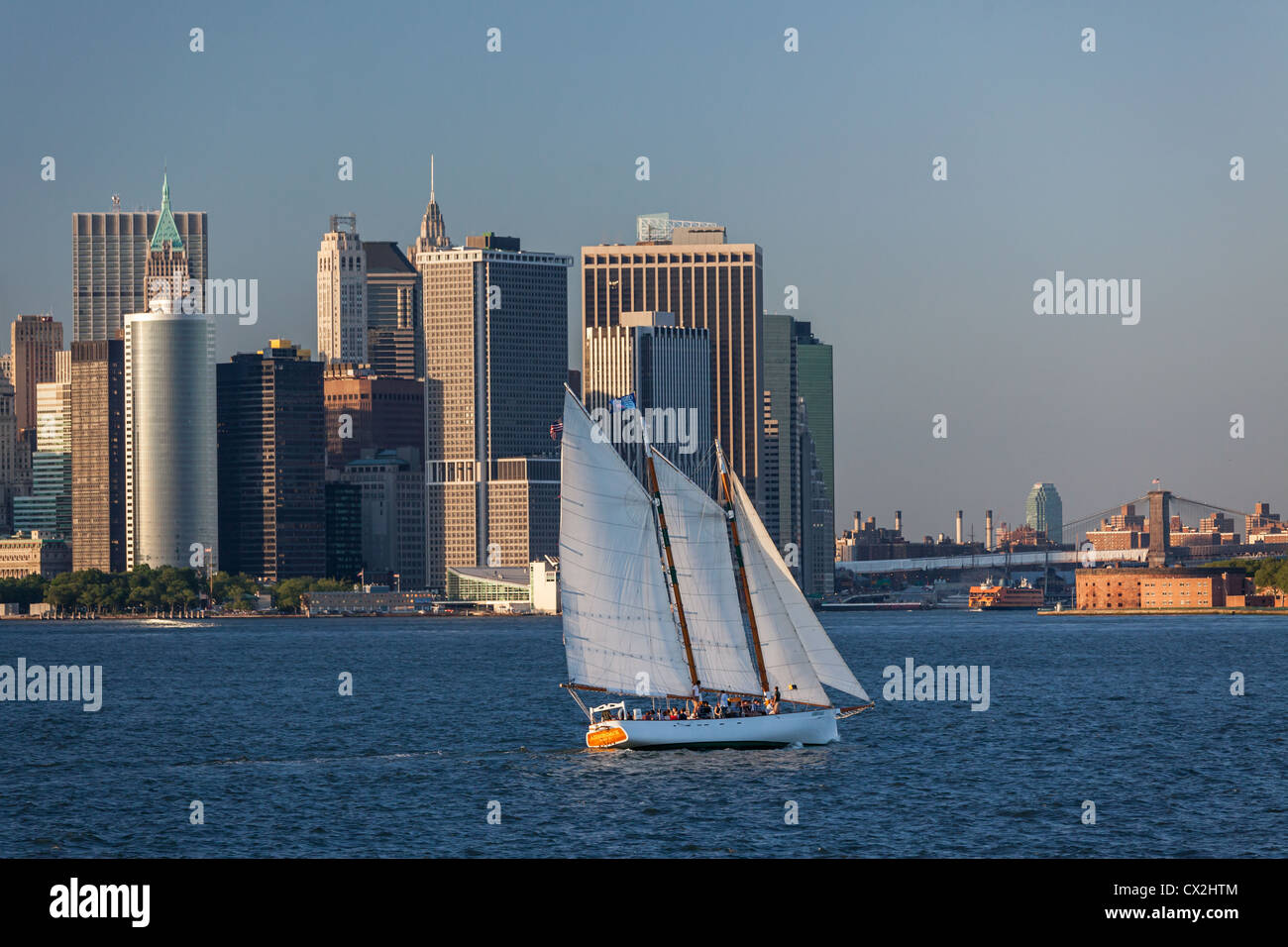 Inferiore dello Skyline di Manhattan, barca a vela, East River, New York Foto Stock