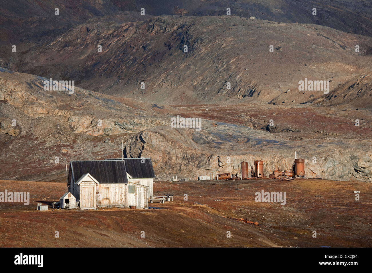 Capanne in legno di Camp Mansfield, vecchia cava di marmo a Blomstrandhalvøya, Svalbard, Spitsbergen, Norvegia Foto Stock