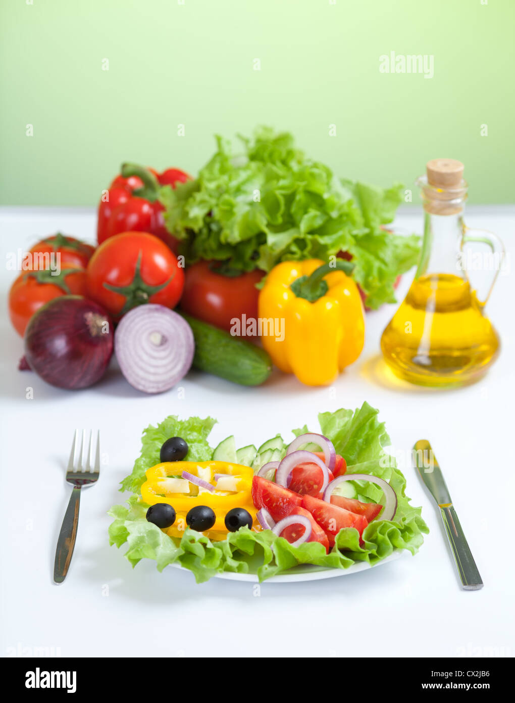 Cibo sano e verdura fresca insalata coltello e forchetta Foto Stock