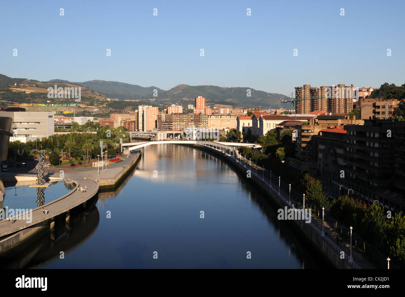 Nervion fiume che scorre attraverso il centro del nord della città spagnola di Bilbao Foto Stock