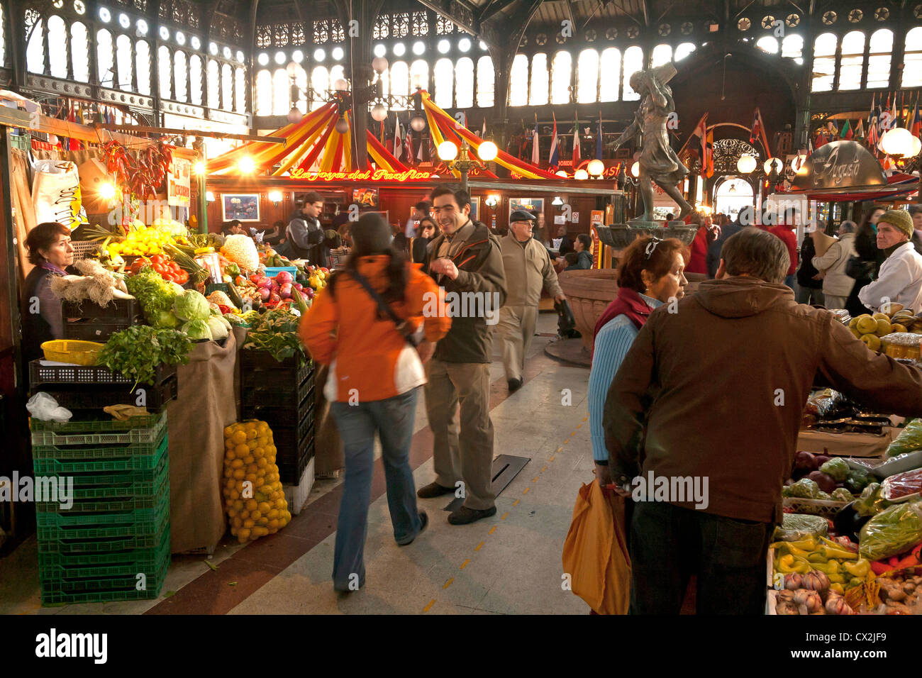 Mercato centrale in Santiago de Chile, tipica scena, l'immagine 4 di 5 (anche nella cornice di un uomo in riunione con il suo amante o amico) Foto Stock