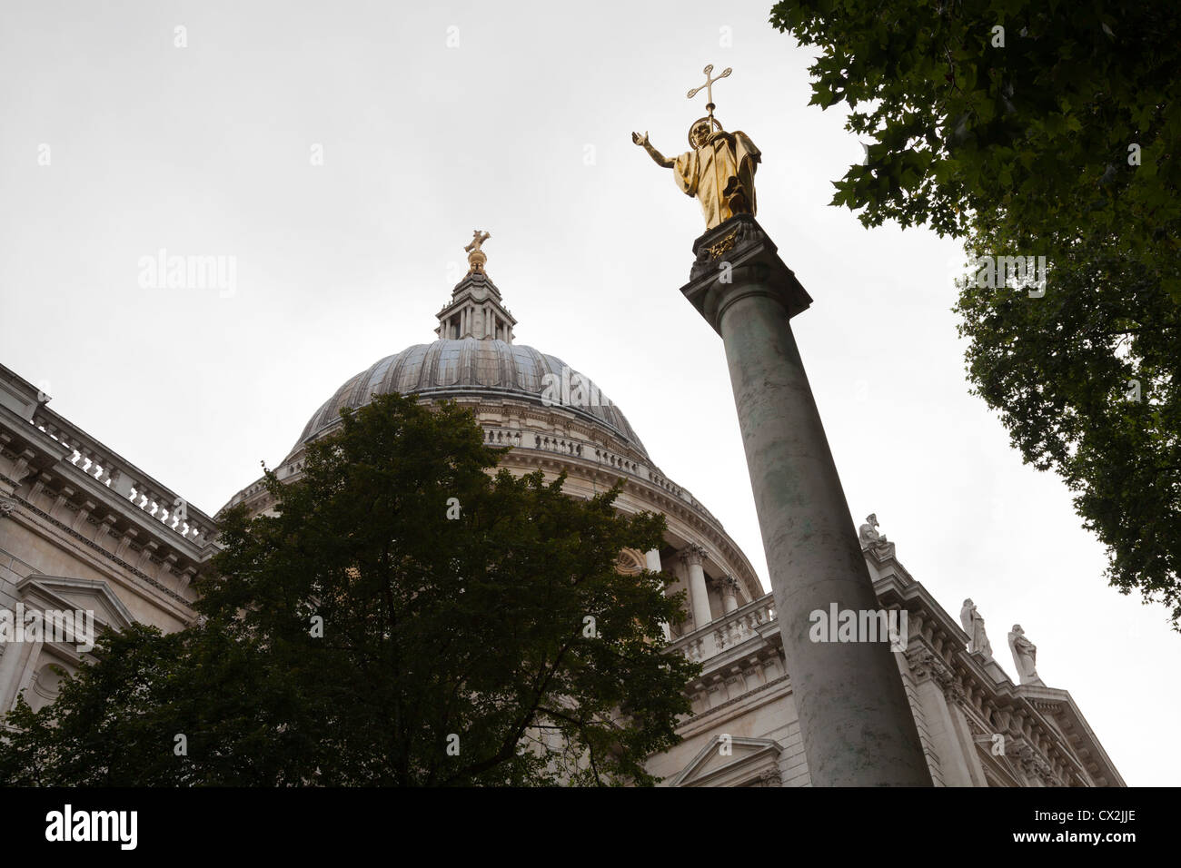 Statua dorata di San Paolo su colonna con vista della cupola al di fuori di San Pauls Cathedral a Londra Foto Stock