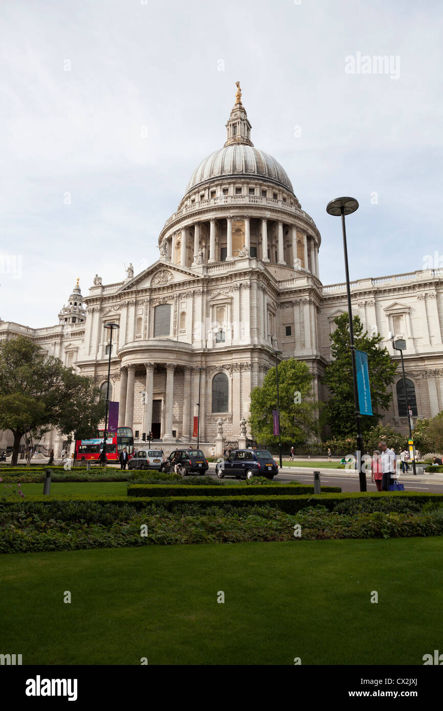 Facciata sud di Saint Pauls Cathedral con giardini e dome Foto Stock