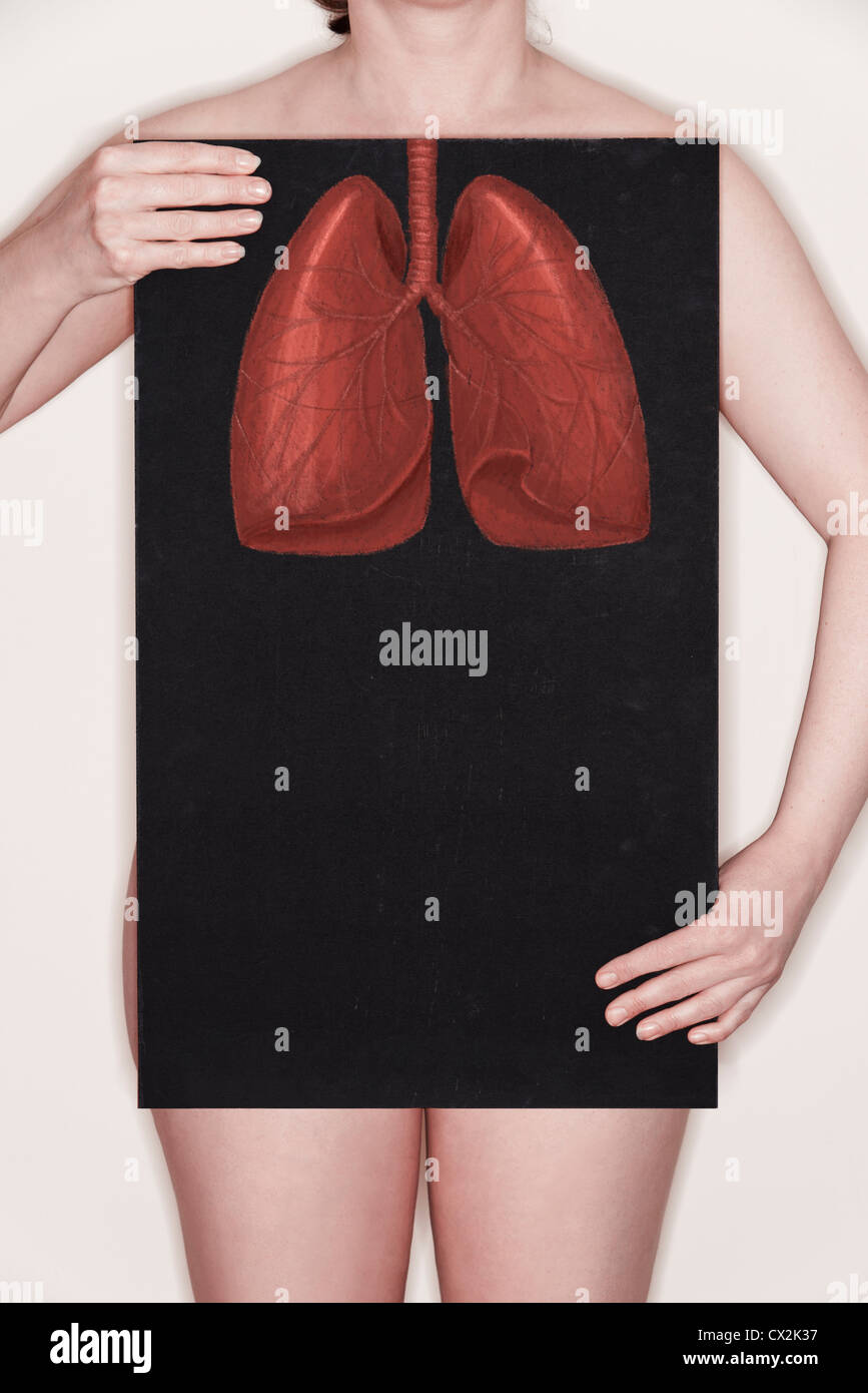 Donna che mantiene una lavagna con un'illustrazione dei polmoni umani disegnate su di esso in Chalk - spazio lasciato per la tua copia - Concetto di immagine Foto Stock