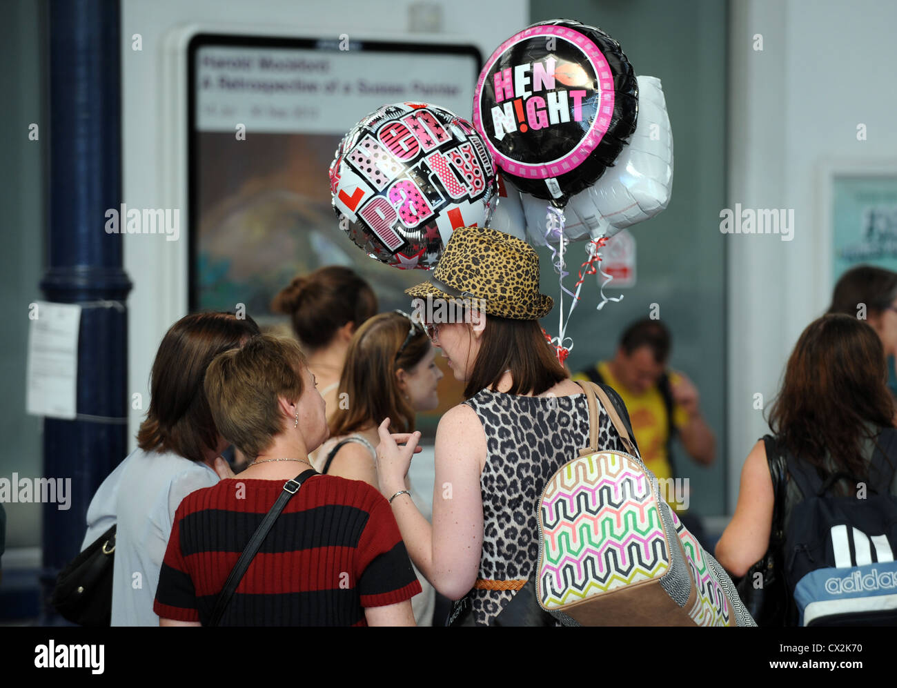 Gruppo di donne in una festa di gallina a Brighton UK Foto Stock