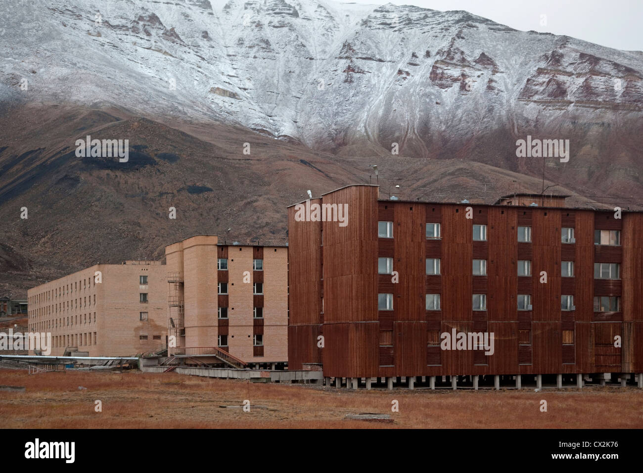 Appartamenti a Pyramiden, abbandonato insediamento russo e le miniere di carbone comunità su Spitsbergen, Svalbard, Norvegia Foto Stock