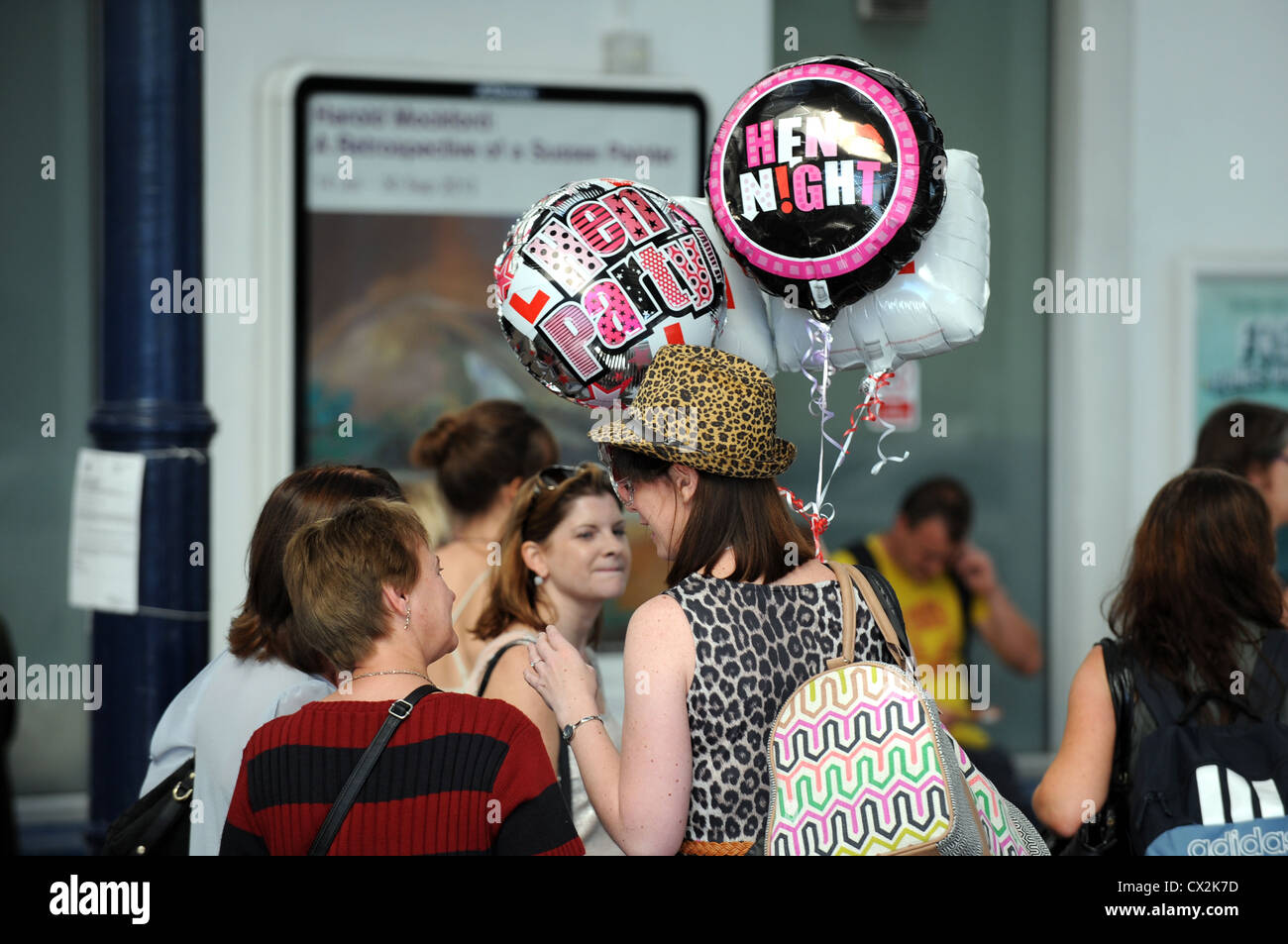 Gruppo di donne in una festa di gallina a Brighton UK Foto Stock