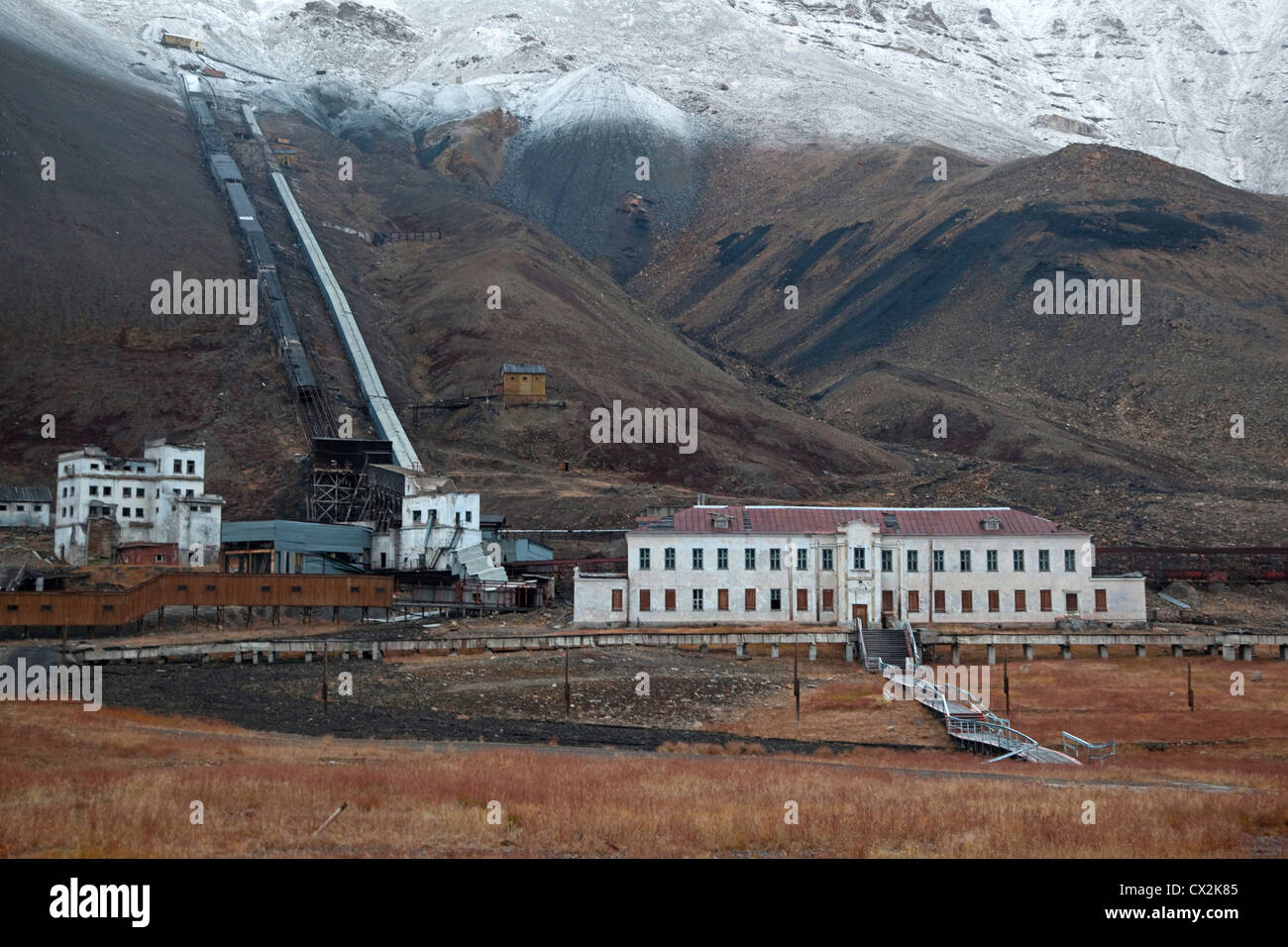Pyramiden, abbandonato insediamento russo e le miniere di carbone comunità su Spitsbergen, Svalbard, Norvegia Foto Stock