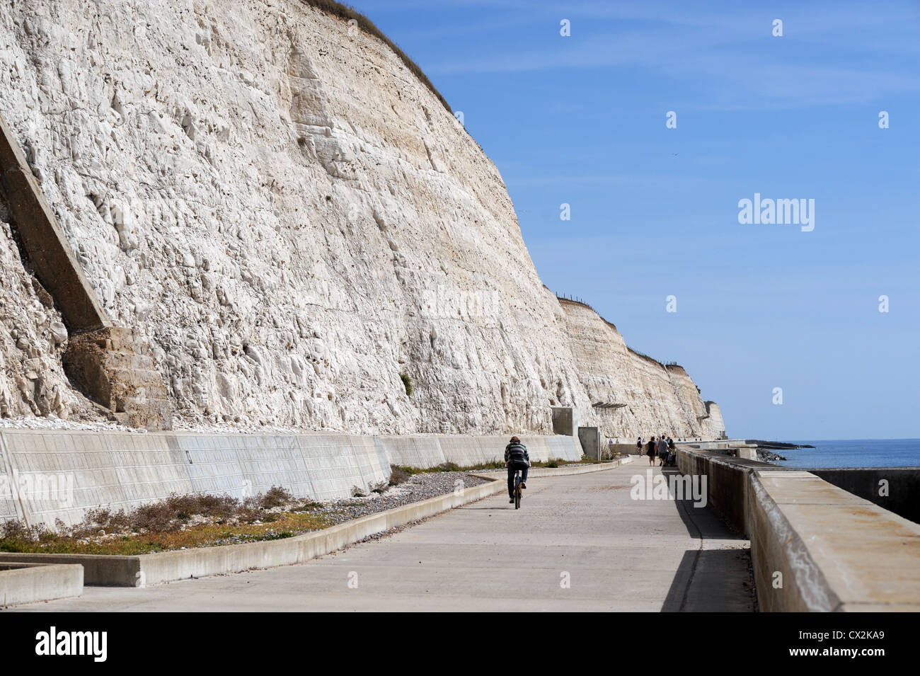 La passeggiata sotto la scogliera che corre dal porto turistico di Brighton lungo la costa del Sussex di Rottingdean nel Regno Unito Foto Stock