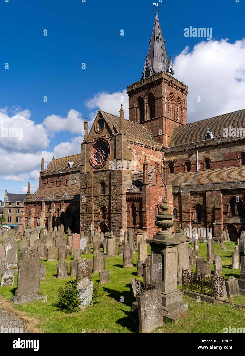 Dh St Magnus Cathedral KIRKWALL ORKNEY Southside della cattedrale e il cimitero uk viking saint Orcadi Foto Stock