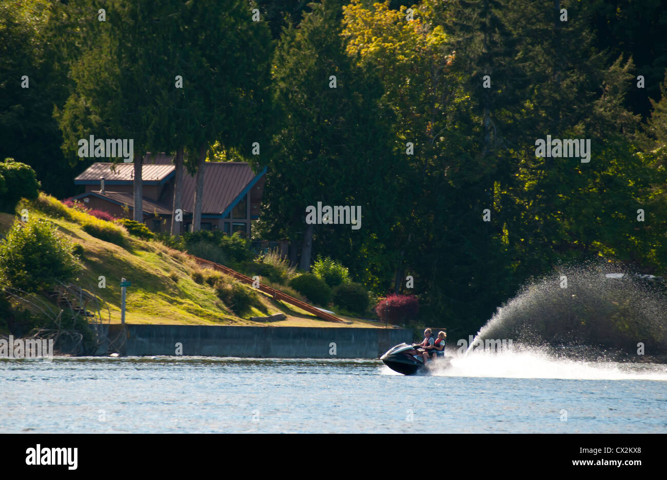 Giovane jet ski in Puget Sound vicino a Olympia, Washington Foto Stock