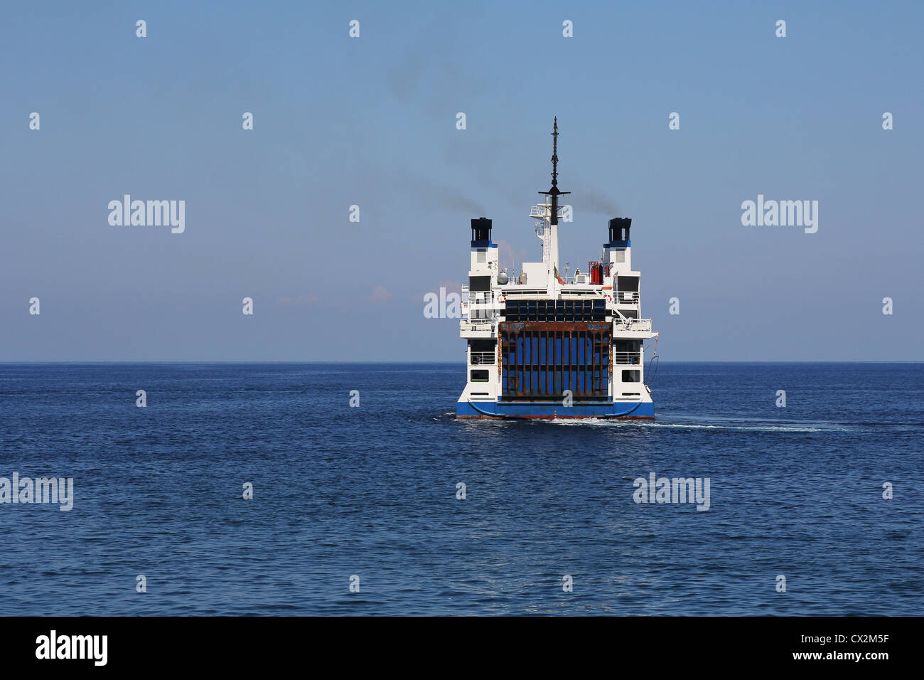 Grande traghetto bianco laden vetture seaward flottante Foto Stock