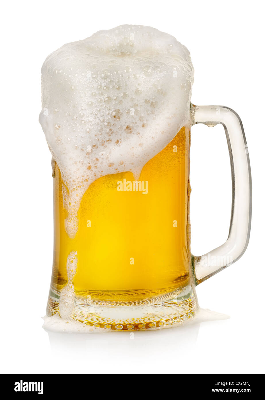 Boccale di birra con schiuma isolato su uno sfondo bianco Foto Stock