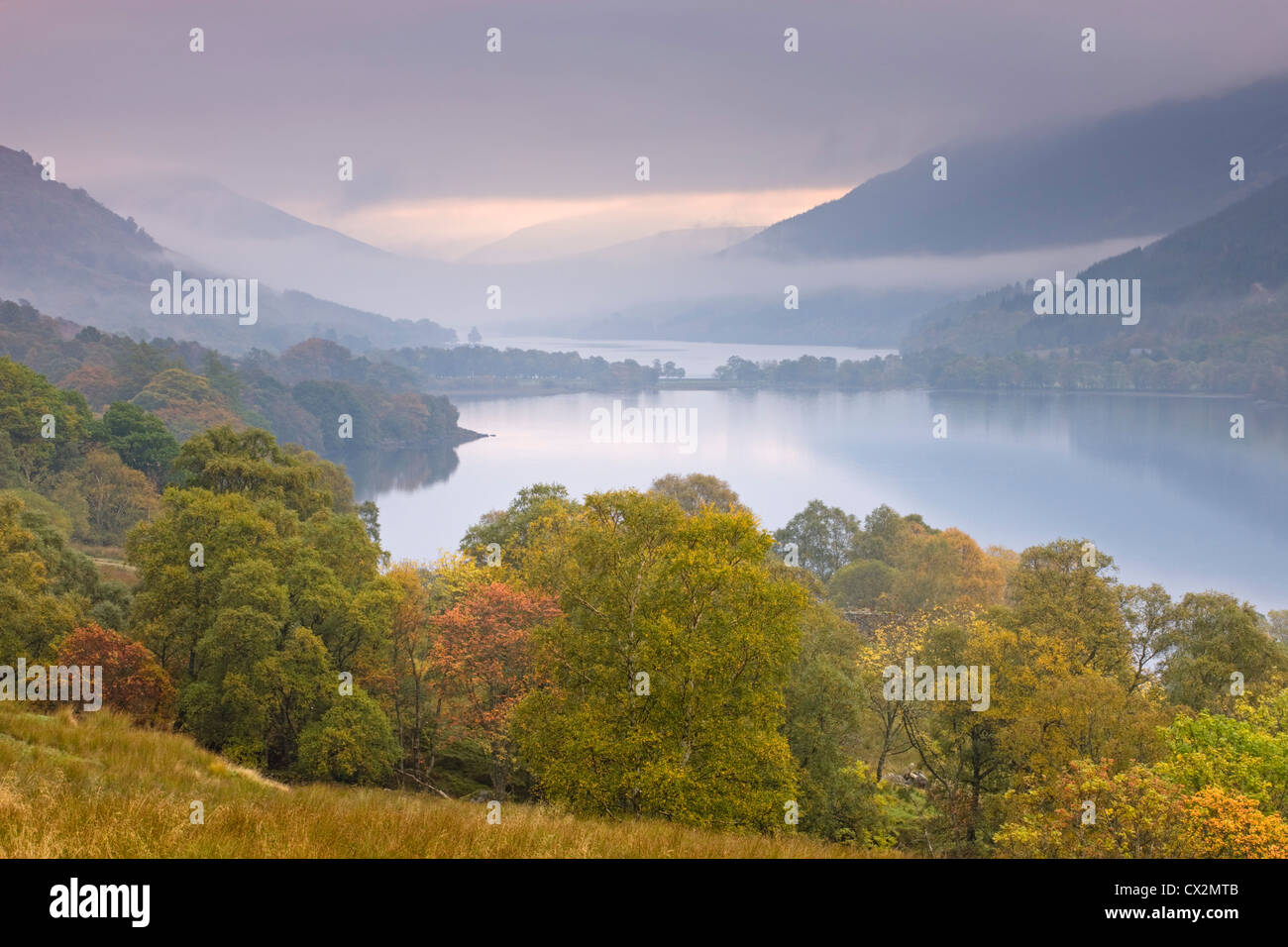 Loch Doine e Loch Voil in una nebbiosa mattina autunnale, Balquhidder Valley, Stirling, Scozia Foto Stock