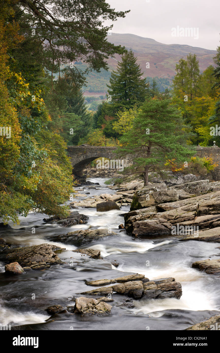 Le Cascate di Dochart a Killin, Loch Lomond e il Trossachs National Park, Stirling, Scozia. In autunno (ottobre 2010). Foto Stock