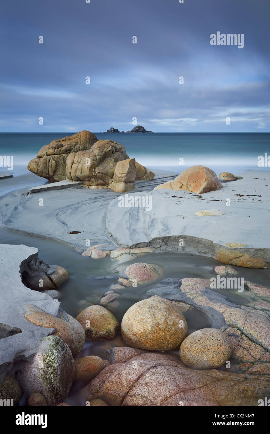 Porth Nanven e le isole Brisons, San Giusto, Cornwall, Inghilterra. In autunno (ottobre 2010). Foto Stock