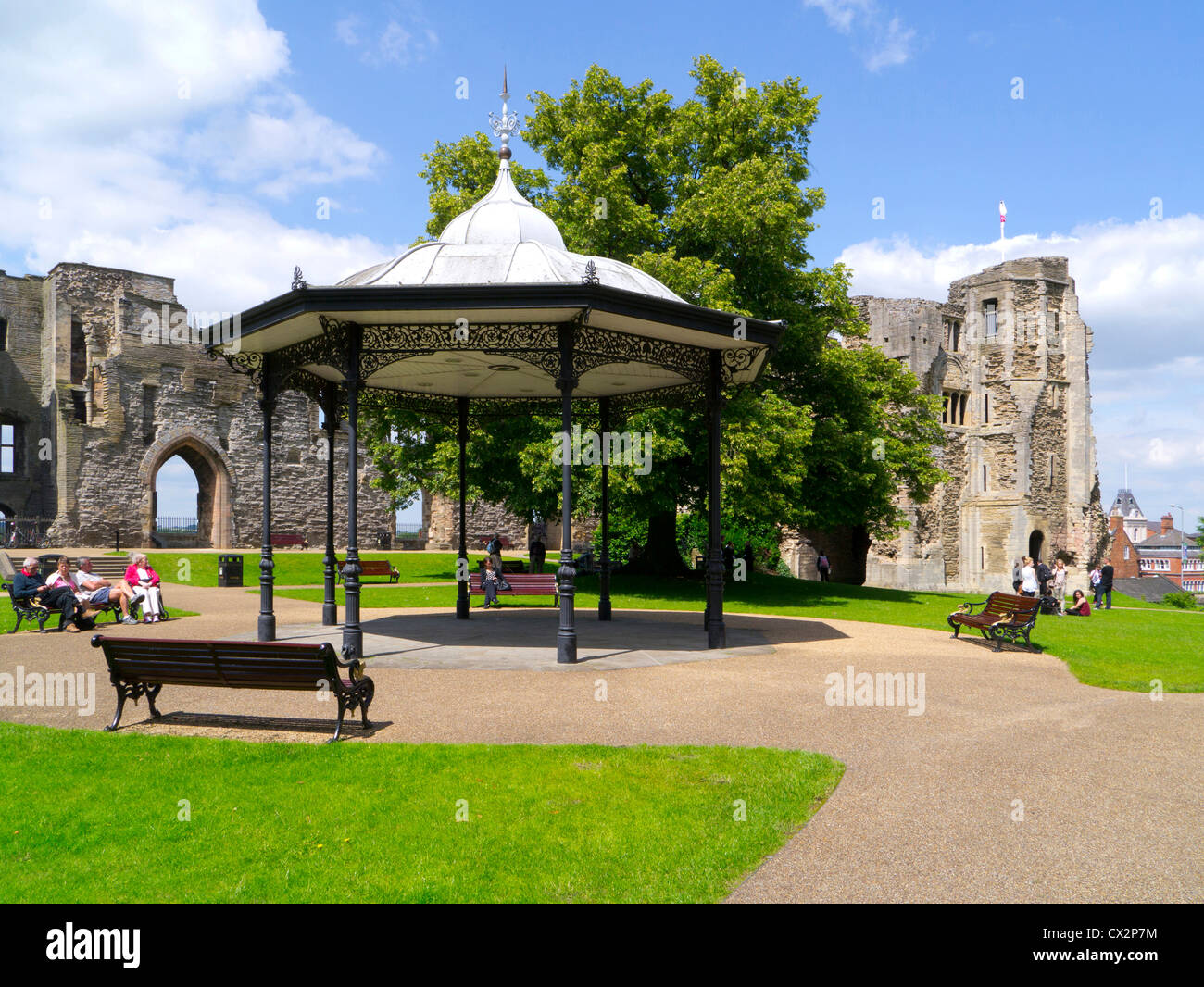 Newark Castle motivi e bandstand, Newark, Nottinghamshire Foto Stock