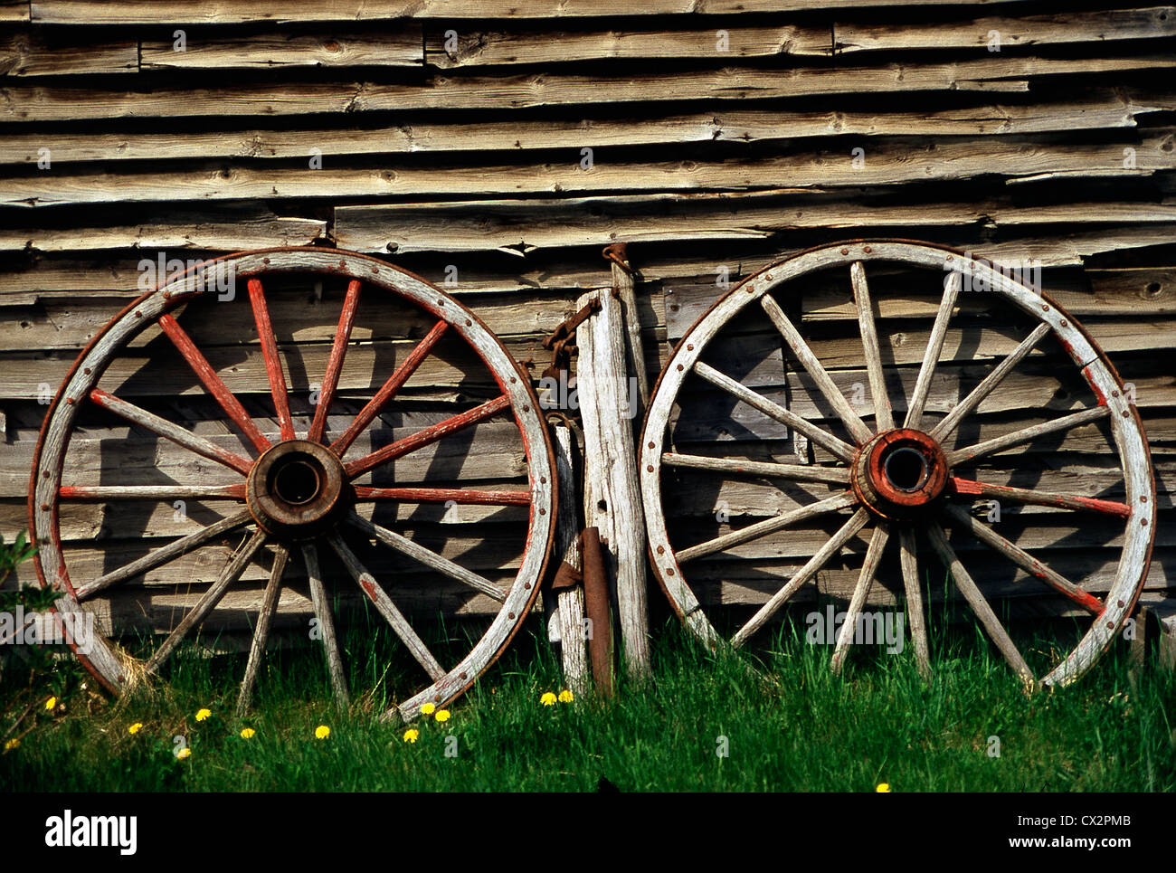 Il vecchio carro ruote visualizzati a Walter Wright Pioneer Museum, Dawson Creek, British Columbia Foto Stock